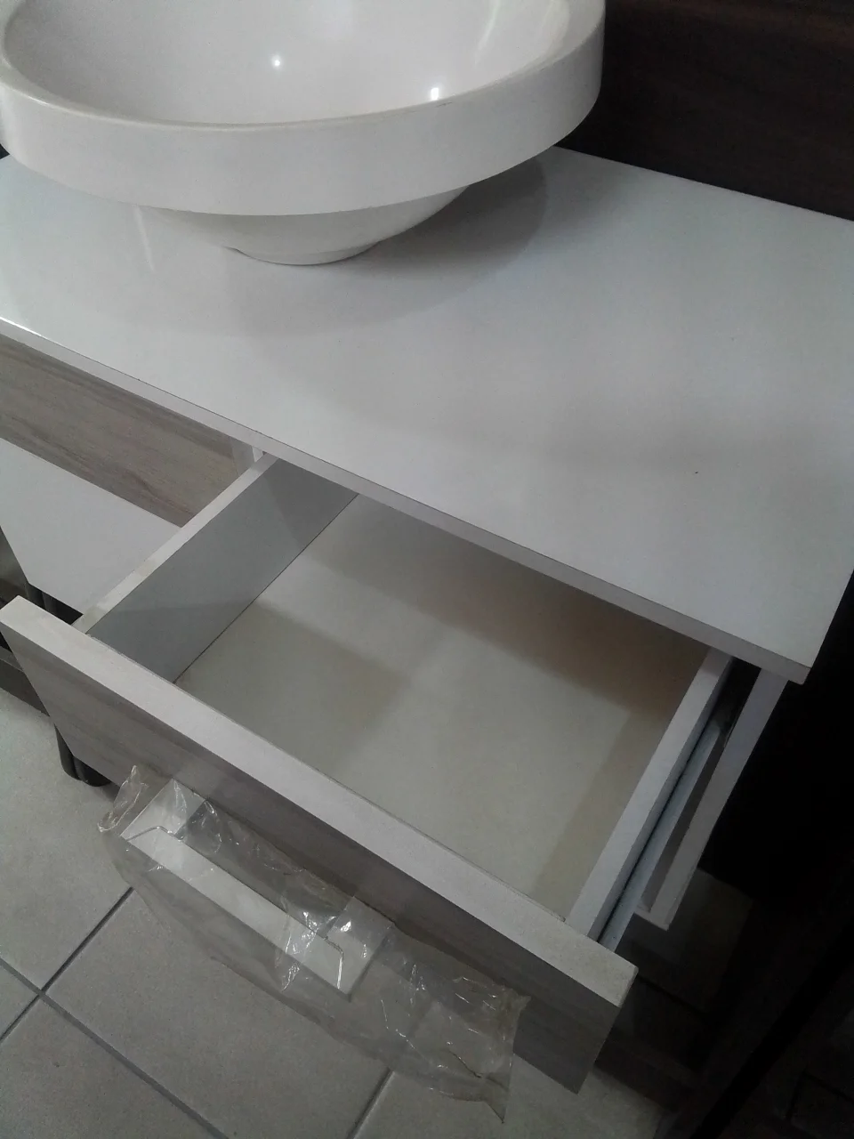 Gabinete para Banheiro Tokyo 1,44m Branco e Vermelho com Cuba de Sobrepor e Espelheira Premium