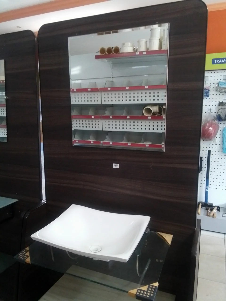 Lavatório para Banheiro com Pia de Vidro 50cm Acabamento Cimento Queridinho Moderno