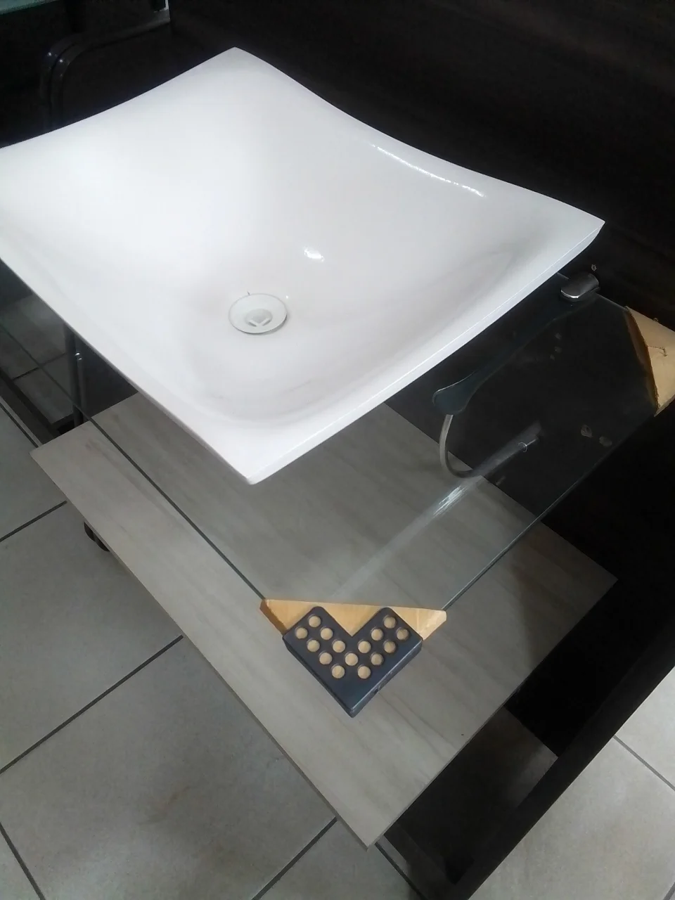 Lavatório para Banheiro com Pia de Vidro 50cm Acabamento Cimento Queridinho Moderno