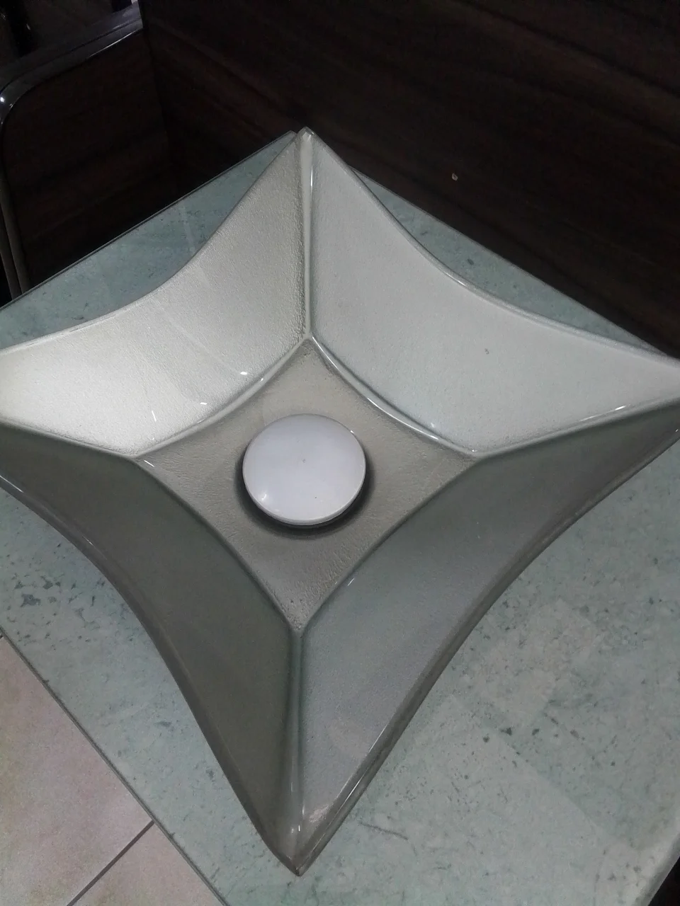 Lavatório para Banheiro com Pia de Vidro 50cm Acabamento Cimento Queridinho Moderno