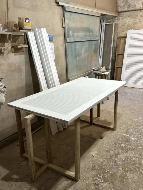 Fabricação de Portas Venezianas em Madeira com Acabamento Artesanal e Sistema de Ventilação 3