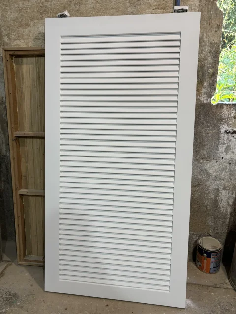 Fabricação de Portas Venezianas em Madeira com Acabamento Artesanal e Sistema de Ventilação