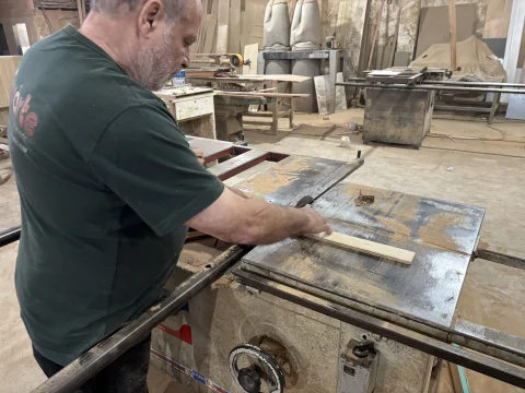 Fabricação e Acabamento de Móveis em MDF com Aplicação de Fita de Borda e Montagem Personalizada 5