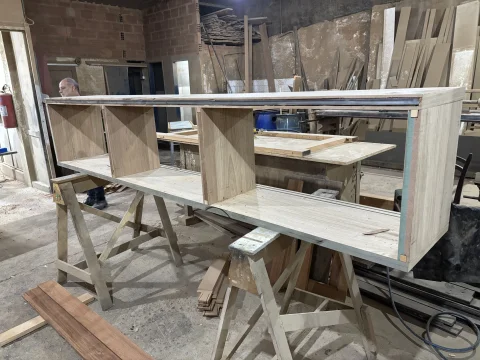 Fabricação e Acabamento de Móveis em MDF com Aplicação de Fita de Borda e Montagem Personalizada 4