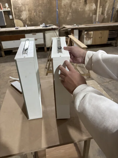 Fabricação e Acabamento de Móveis em MDF com Aplicação de Fita de Borda e Montagem Personalizada