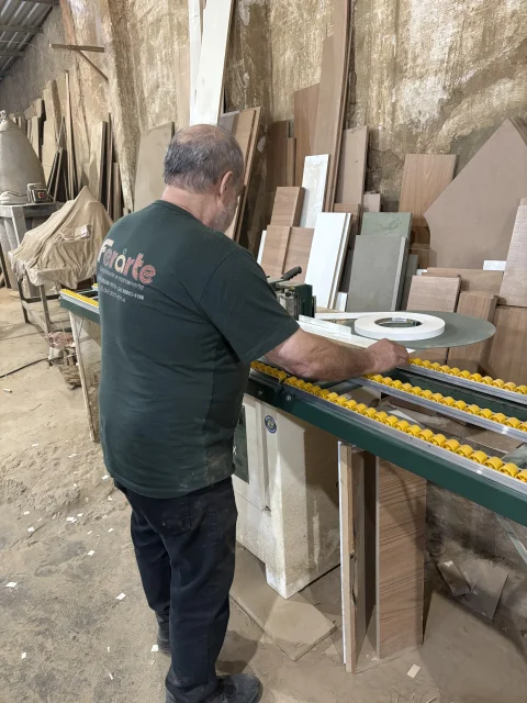 Fabricação e Acabamento de Móveis em MDF com Aplicação de Fita de Borda e Montagem Personalizada