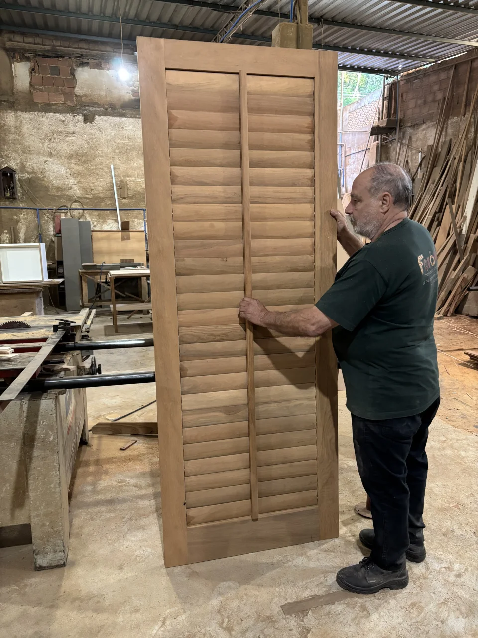 Fabricação de Painéis e Estruturas Ripadas em Madeira Sob Medida com Acabamento Profissional