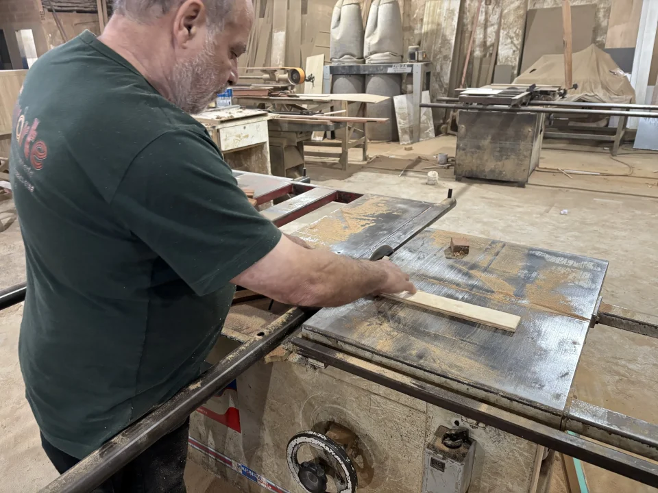 Fabricação e Acabamento de Móveis em MDF com Aplicação de Fita de Borda e Montagem Personalizada