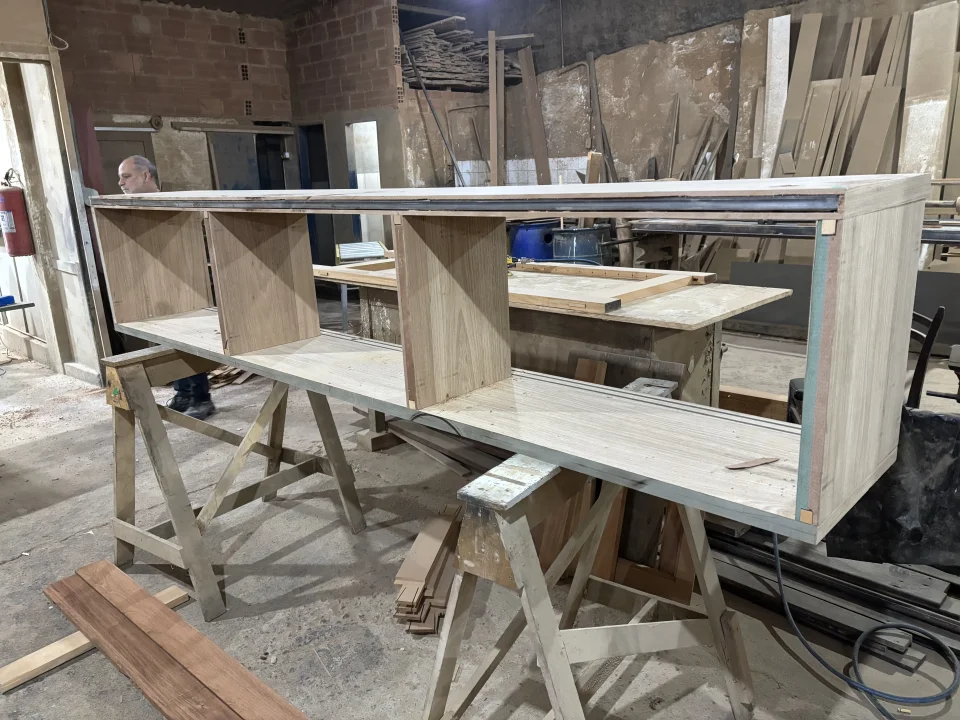 Fabricação e Acabamento de Móveis em MDF com Aplicação de Fita de Borda e Montagem Personalizada