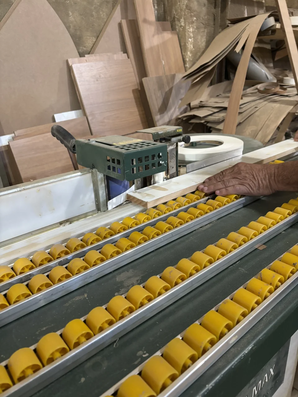 Fabricação e Acabamento de Móveis em MDF com Aplicação de Fita de Borda e Montagem Personalizada