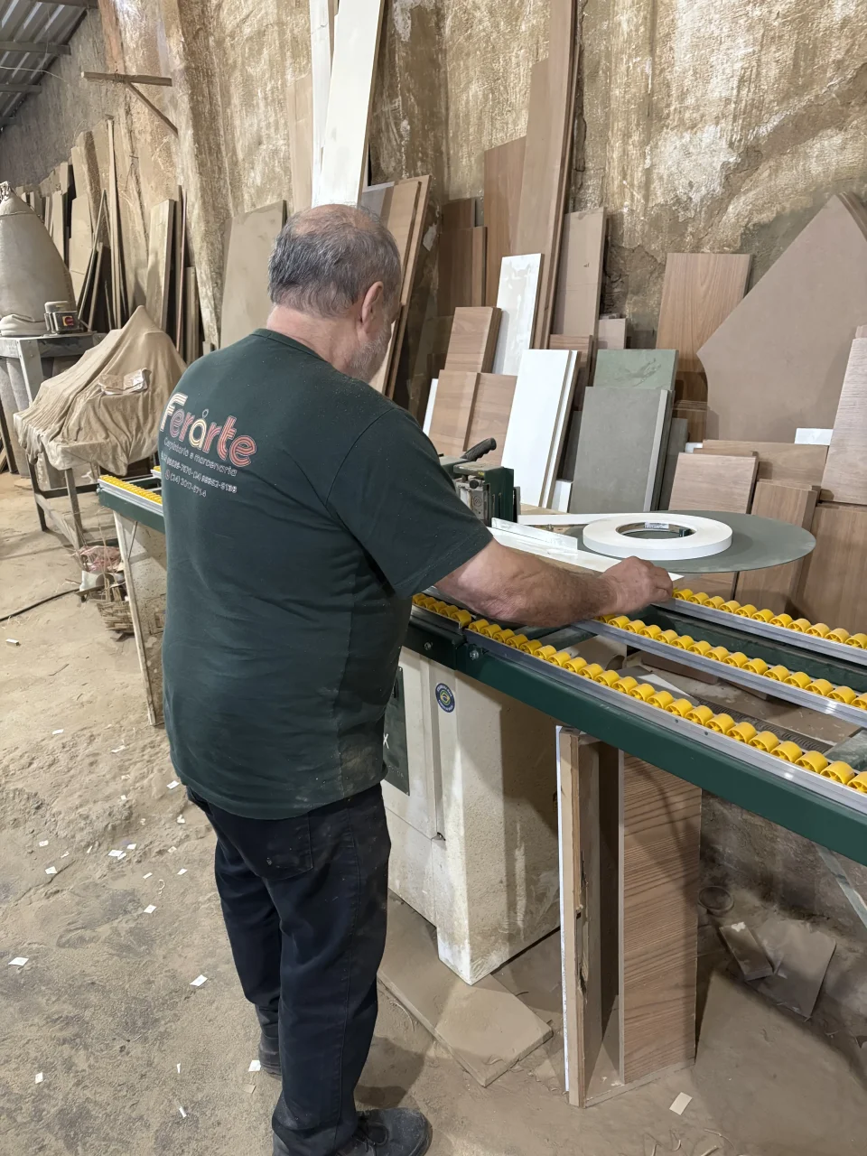 Fabricação e Acabamento de Móveis em MDF com Aplicação de Fita de Borda e Montagem Personalizada