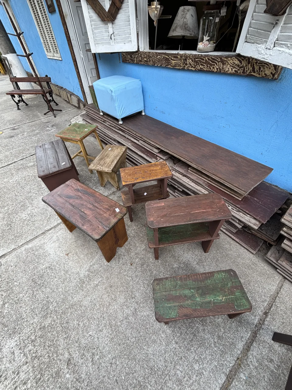 Banquinho Artesanal em Madeira de Demolição para Decoração e Apoio
